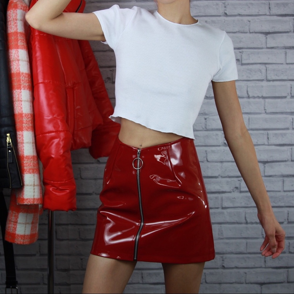 Motel vinyl skirt in burgundy